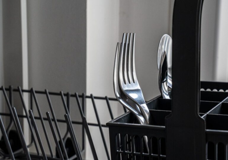 Lavavajillas VS a mano: los mejores productos para fregar los platos