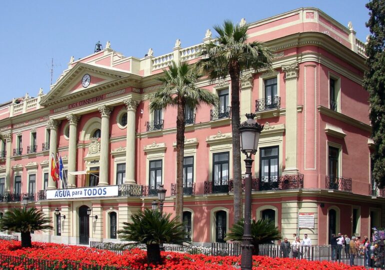 Tensión ante la repentina moción de censura de PSOE y Cs contra PP