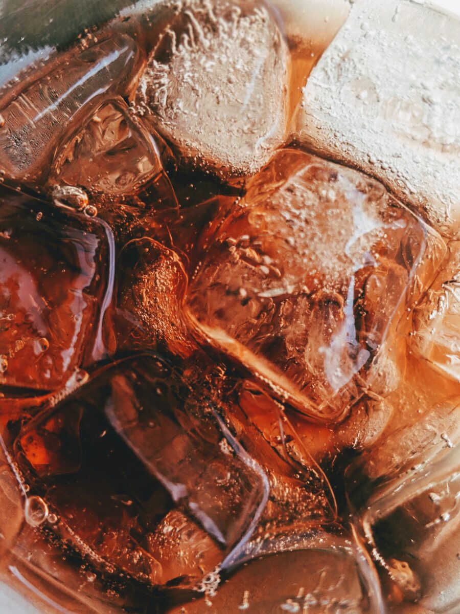 El aspartamo se puede encontrar en refrescos sin azúcar