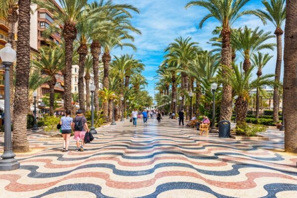 La Asociación de Comerciantes de Alicante extiende su estancia en la explanada.