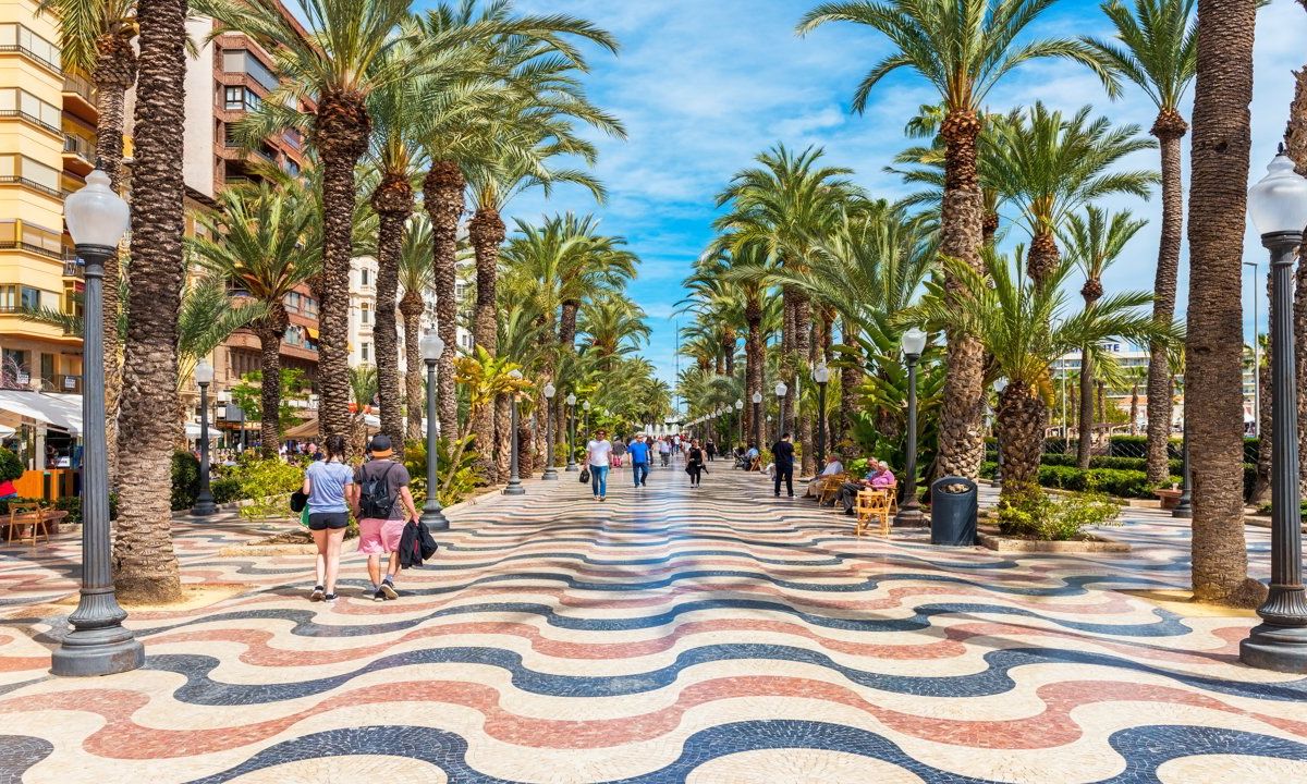 La Asociación de Comerciantes de Alicante extiende su estancia en la explanada.