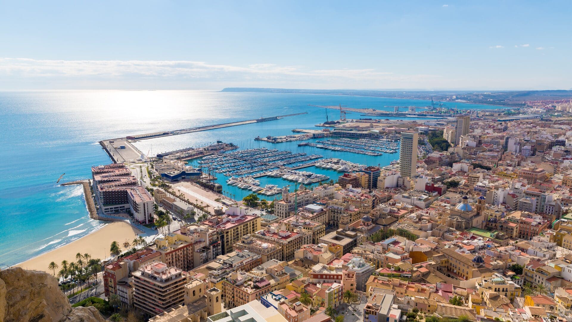 El turismo en Alicante: ¿bendición económica o destrucción del litoral?