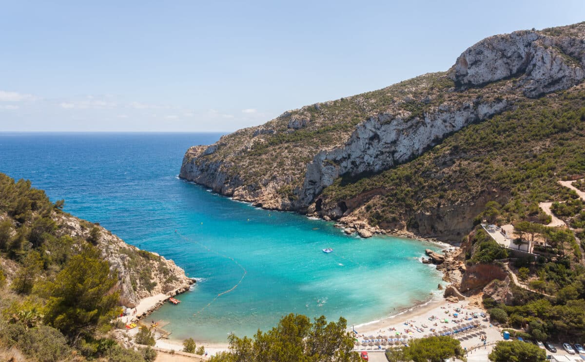 Cala de la Granadella Javea Espana 2014 07 01 DD 37 1 Alicante prohíbe fumar en sus playas para promover un entorno libre de humo.