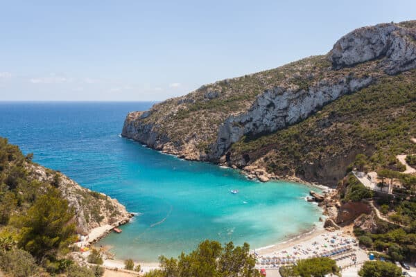 Cala de la Granadella Javea Espana 2014 07 01 DD 37 1 Alicante prohíbe fumar en sus playas para promover un entorno libre de humo.