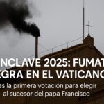 Chimenea de la Capilla Sixtina emitiendo fumata negra durante el Cónclave 2025, señalando que aún no se ha elegido al nuevo papa tras la primera votación.